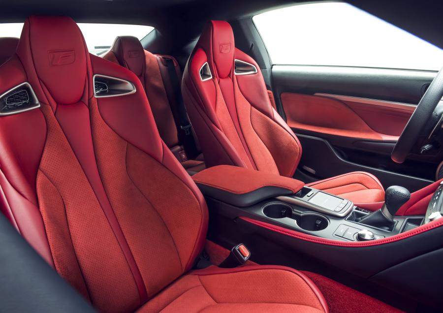 Интерьер Lexus RC F Track Edition 2019 года  (NA) (фото 17 из 48)